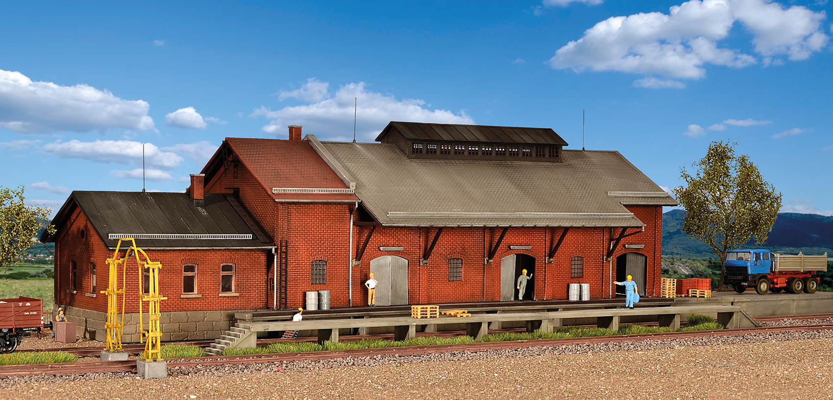 Freight shed with extra loading platform Kit Etrains